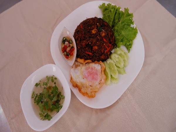 ข้าวผัดกระเพราไก่คลุก+ไข่ดาว