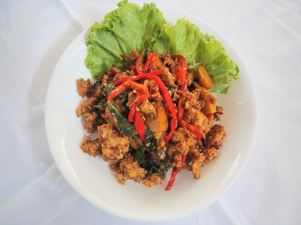 ผัดกระเพราไก่+ลูกชิ้น