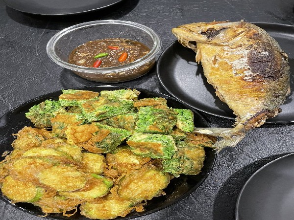 น้ำพริกกะปิ+ไข่ชะอม+ปลาทูทอด