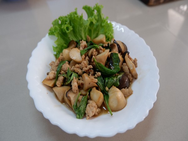 ผัดเห็ดน้ำมันหอยหมูสับ