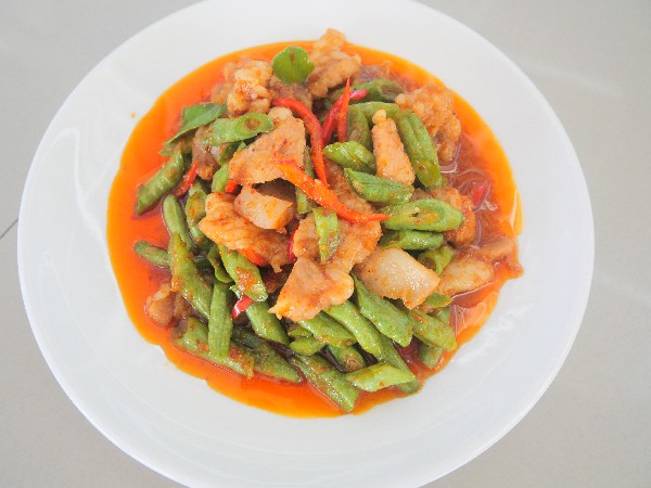 ผัดพริกแกงถั่วฝักยาวหมูสามชั้น