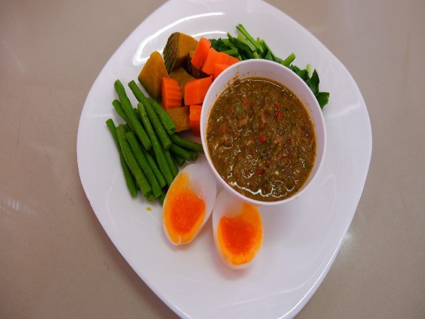 น้ำพริกปลาร้าหลน+ผักสด+ไข่ต้ม