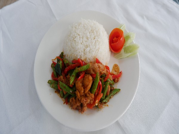 ข้าวราดผัดพริกแกงไก่ใส่ถั่ว