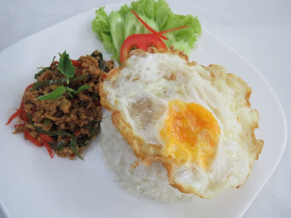 ข้าวกระเพราไก่+ไข่ดาว(รับวันหยุด)