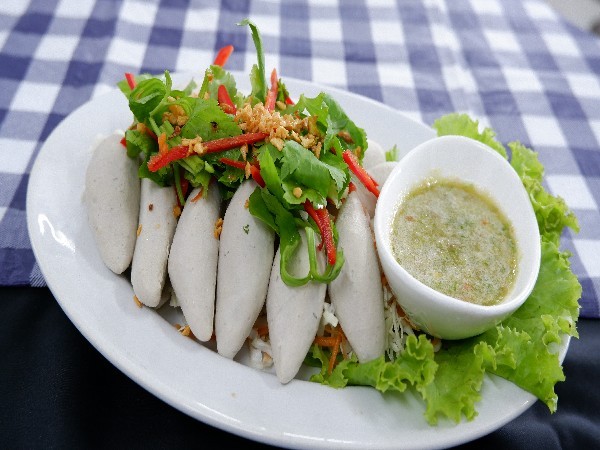 ยำลูกชิ้นปลารวม(รับวันหยุด)