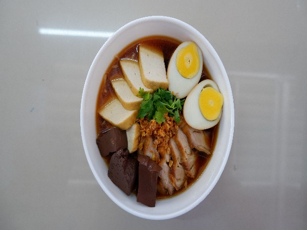 ก๋วยจั๊บหมูกรอบ+ไข่(รับวันหยุด)