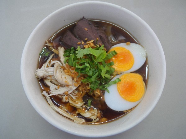 ก๋วยจั๊บปีกไก่+ไข่+เลือด(รับวันหยุด)